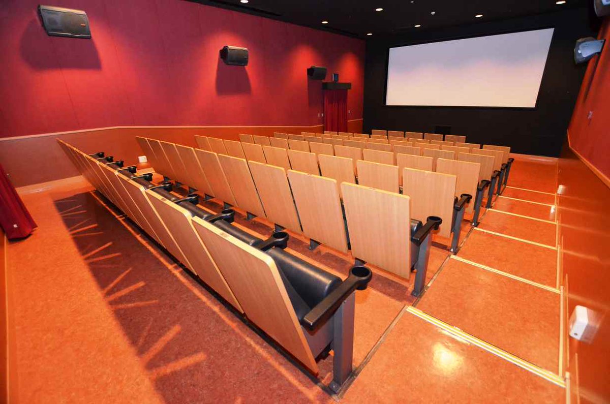 リナシティかのや 鹿屋市市民交流センター Sur Twitter 大隅半島から映画館が姿を消して年以上 長い月日を経て 大隅半島唯一の 映画館として07年に誕生したのが リナシアター です 70席の小さな劇場ですが ミニシアターならではの臨場感や温かさを