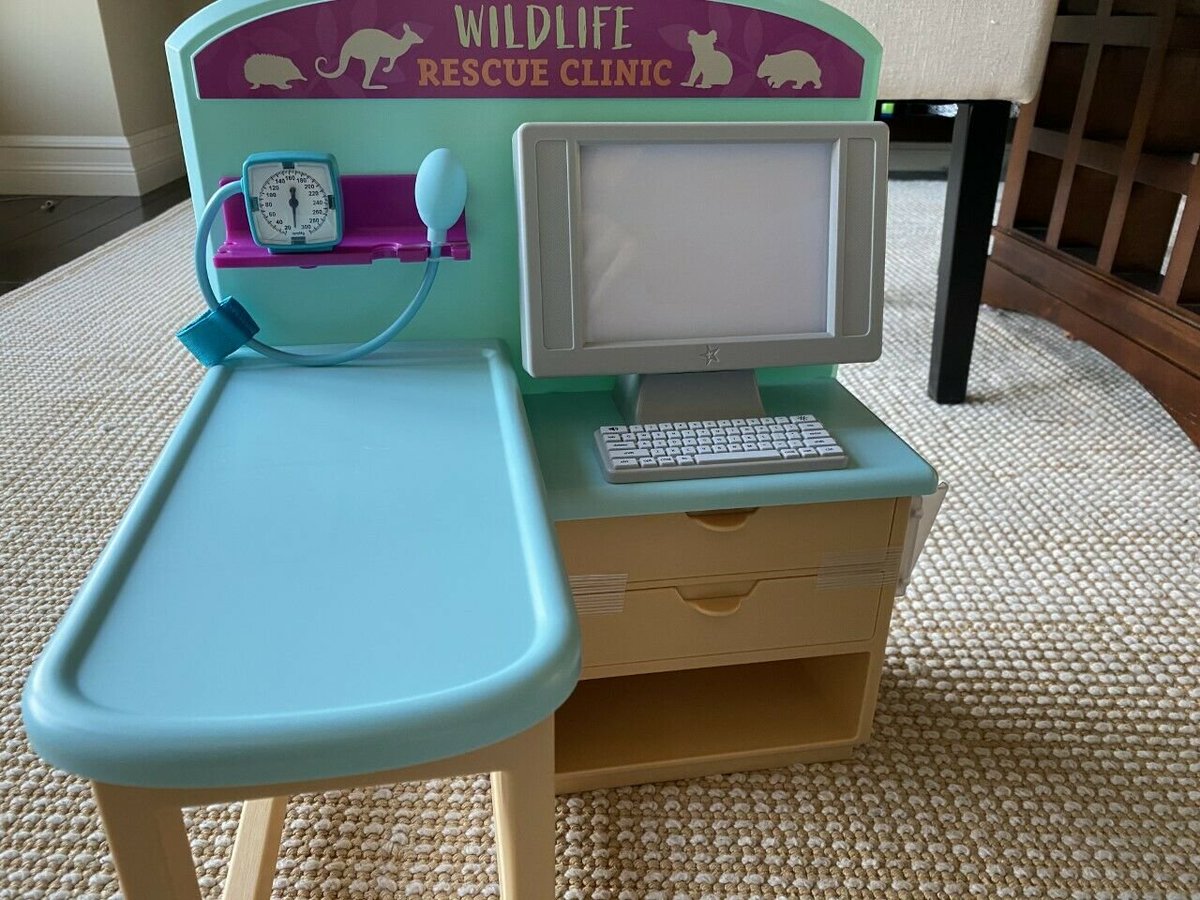 This is an American Girl computer, which doesn't SAY it's a mac, but it's clearly a mac.