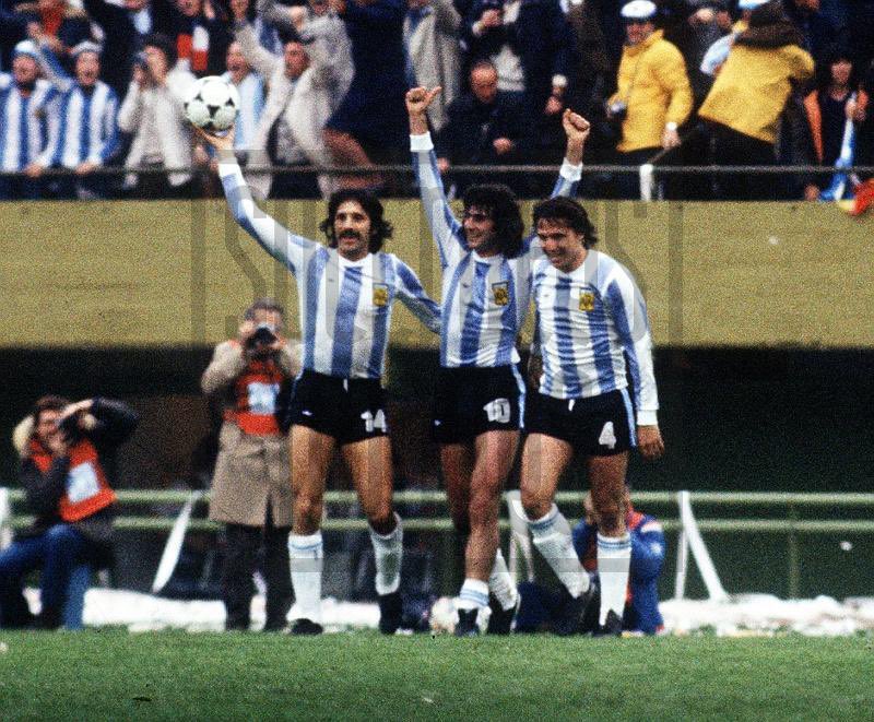 rdbertoni's tweet photo. Luque querido. Para nosotros siempre vas a ser el Pulpo del derechazo fulminante. Y para todos esa persona humilde de gran corazón. Te fuiste tan pronto! Pero estás en la historia para siempre. Te vamos a extrañar, campeón! Un abrazo al cielo 🙏🏻💙⚽️🇦🇷 🏆 https://t.co/sP8ovbWVIg