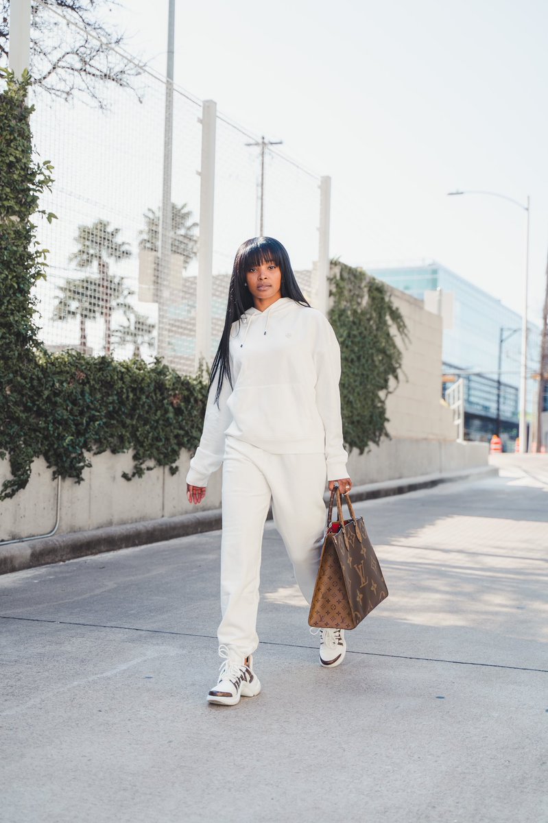 With or without the jacket? My vote is with, of course, because I am an outerwear fanatic & because it's FREEZING outside ❄️❄️! This cute loungewear sweatsuit from @torysport can be worn either way as it is so versatile and comfy!