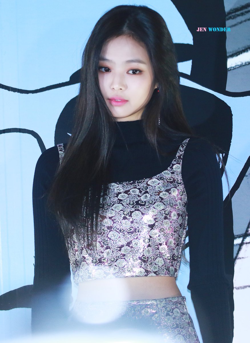 jenniesarchive's tweet photo. jennie looked absolutely stunning this day, i can't handle https://t.co/BFDlf6P3WM