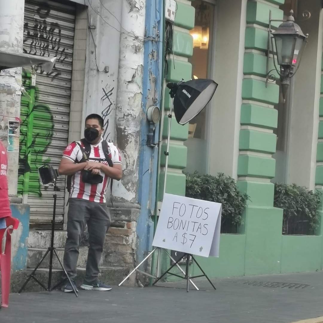 DiariodeMorelos's tweet photo. UNA FOTO BONITA POR 7 PESOS

En Xalapa, Veracruz, Ernesto Trujillo, luego de perder su única fuente de ingresos por la pandemia, decidió hacerle frente y en la calle, se dedica a sacar fotos por tan sólo 7 pesos.
Su historia se ha viralizado, por la actitud para salir adelante https://t.co/415CqqiAol