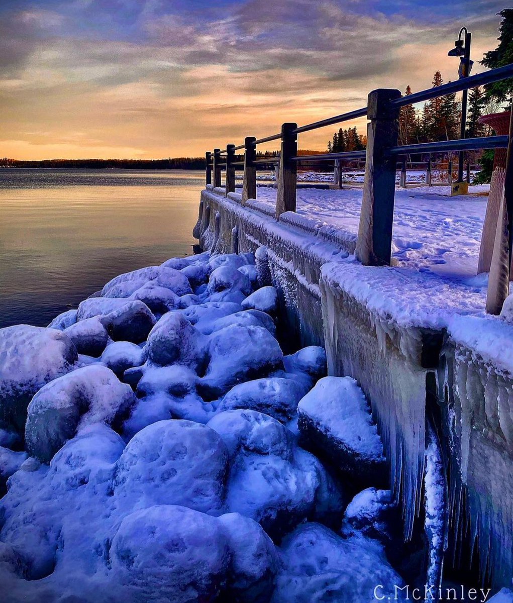 Dusk at the lake. #outdoors #winter #ice #colourfulsky #explore #weather #nature #NaturePhotography #scenic #lake #view #AlbertaCanada #Canadian #CanadianPhotography #ProtectOurEarth #nature_perfection #nature_brilliance #lakelife