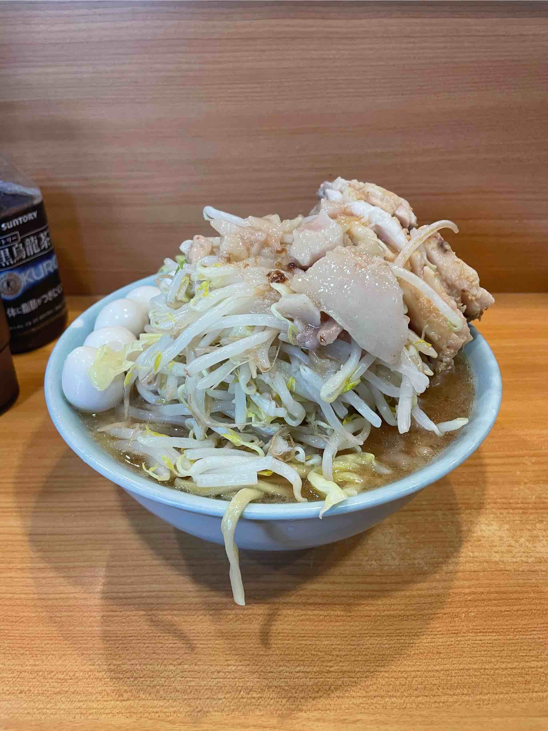 空工 ラーメン二郎 八王子野猿街道店2 小麺少なめ 豚 うずら コール アブラカラメ 雪ミクさんの無念を晴らすかの如く近くの 野猿二郎へ 野菜ノーコールでも強い盛り 凶暴な豚と麺 強い二郎のすべてがここにある ごちそうさまでした T Co