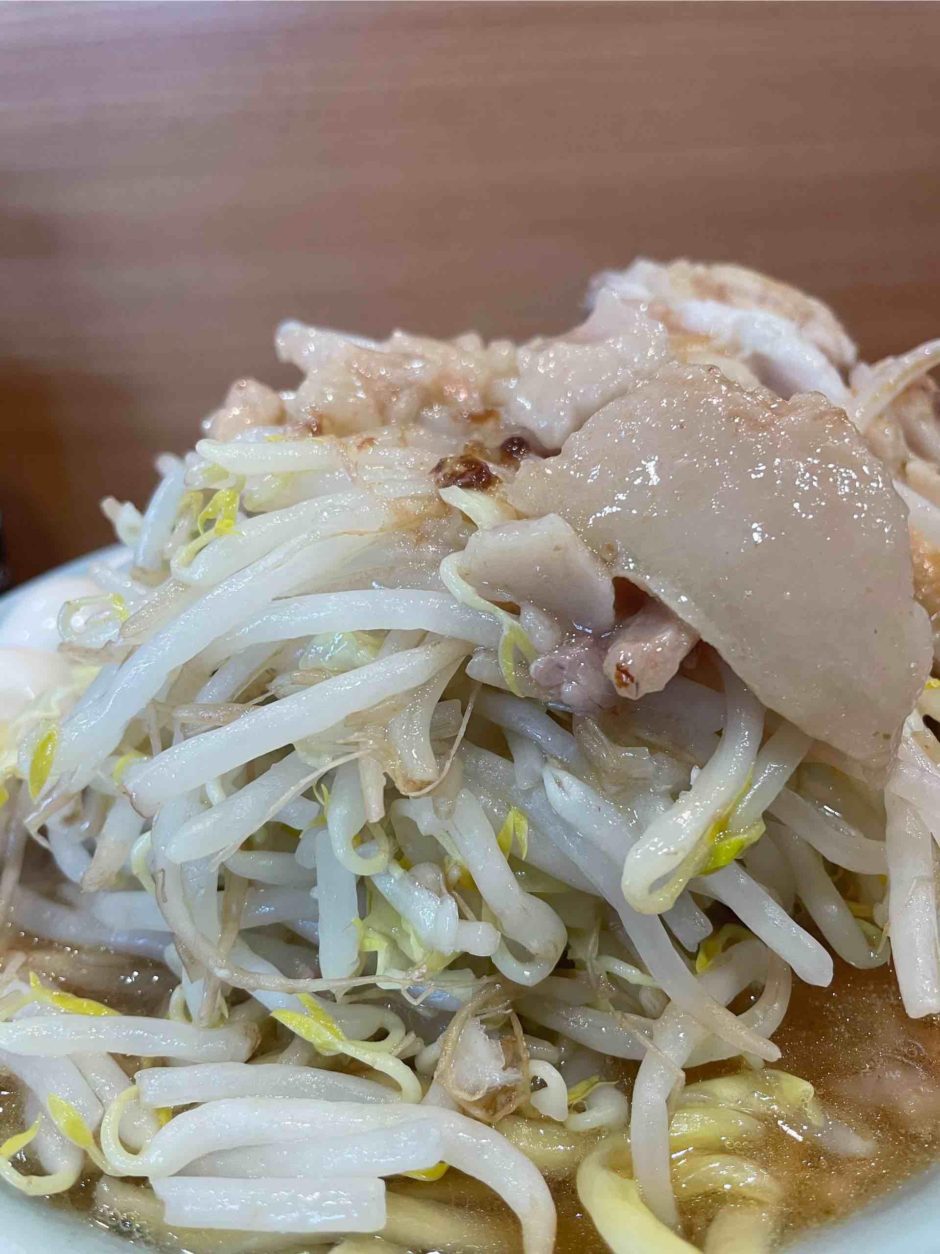 空工 ラーメン二郎 八王子野猿街道店2 小麺少なめ 豚 うずら コール アブラカラメ 雪ミクさんの無念を晴らすかの如く近くの 野猿二郎へ 野菜ノーコールでも強い盛り 凶暴な豚と麺 強い二郎のすべてがここにある ごちそうさまでした T Co