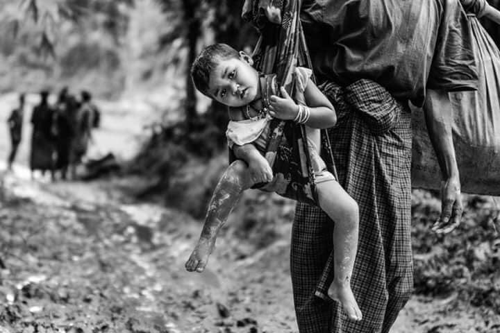 The Rohingya Muslim minority was reported by phone in their hands being arrested and mistreated by Myanmar policemen terrorists in the Islamic city of Maung Dao, Rakhine State. 
#genocide
#myanmarmilitarycoup
#AgainstMyanmarMilitaryCoup