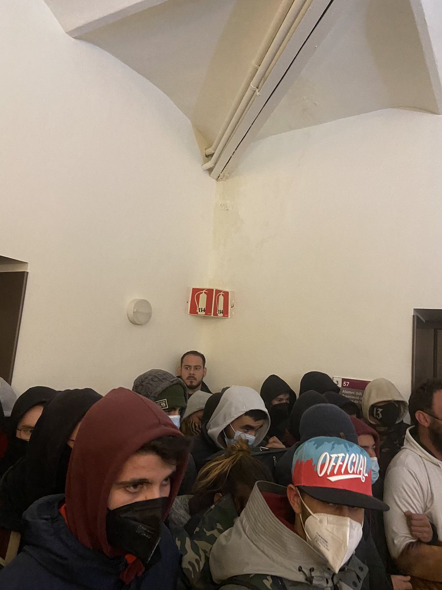 laiapaf's tweet image. Els Mossos ja han arribat on es troba en Pablo Hasel, rodejat d’activistes que fan de cordó.