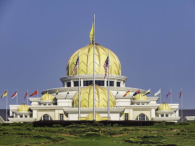 Today we're visiting the Istana Negara (National Palace in the Malay language) in Kuala Lumpur. It's the official residence of the Yang di-Pertuan Agong (which means He Who is Made Lord), the ruler of Malaysia. The current ruler is Abdullah of Pahang. He was elected in 2019.