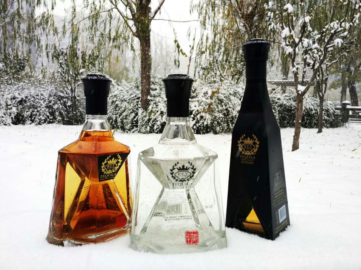tequilaRDMAsia's tweet photo. Sesión de fotos #tequila #ReyDelMundo 🇲🇽 en el frío invierno de #Beijing #China 🇨🇳 .  

#MéxicoExportaTequilaAlMundo
#MásDeMéxicoEnChina
#ProductosMexicanos
#BotellasPersonalizadas
#ObsequiosConDistinción
#RegalosPersonalizados https://t.co/StRFGAYTxs
