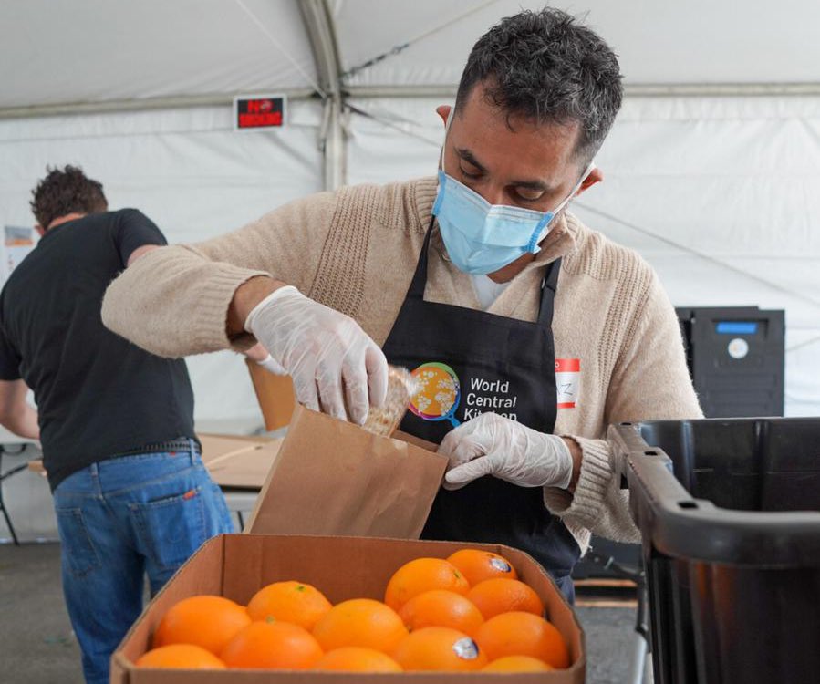 WCKitchen's tweet photo. 📢 WCK is in need of volunteers to help us prepare fresh meals in Los Angeles! Sign up here to join our Relief Team at Dodger Stadium: https://t.co/9zWPwiudNC See you there! 👋😷 https://t.co/eBjAE74O3v