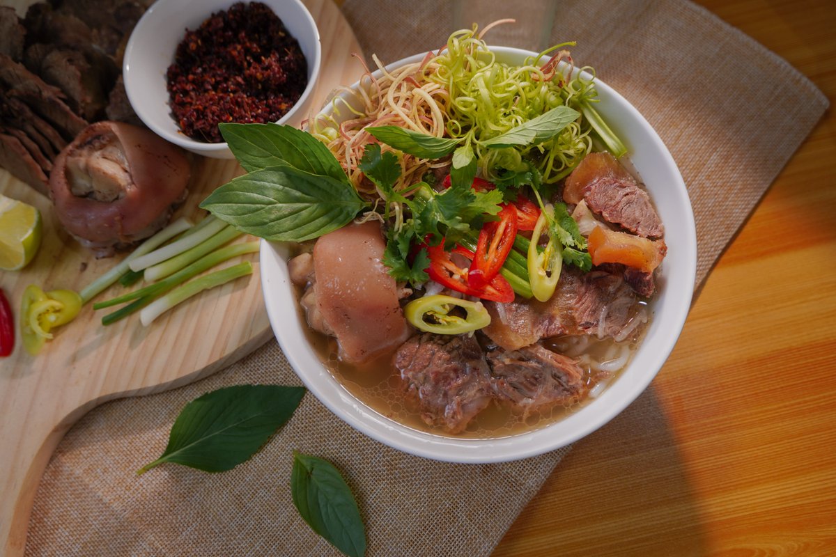 MeatmeCA's tweet image. Happy #FamilyDay! We hope you're enjoying a good day with your loved ones. #StaySafe by cooking at home this cold season! Why not make some hearty Vietnamese phở with our delicious bone broth, made by #BCLocal producer, Georels? Order today 👉 ow.ly/LRdm50DB7eO