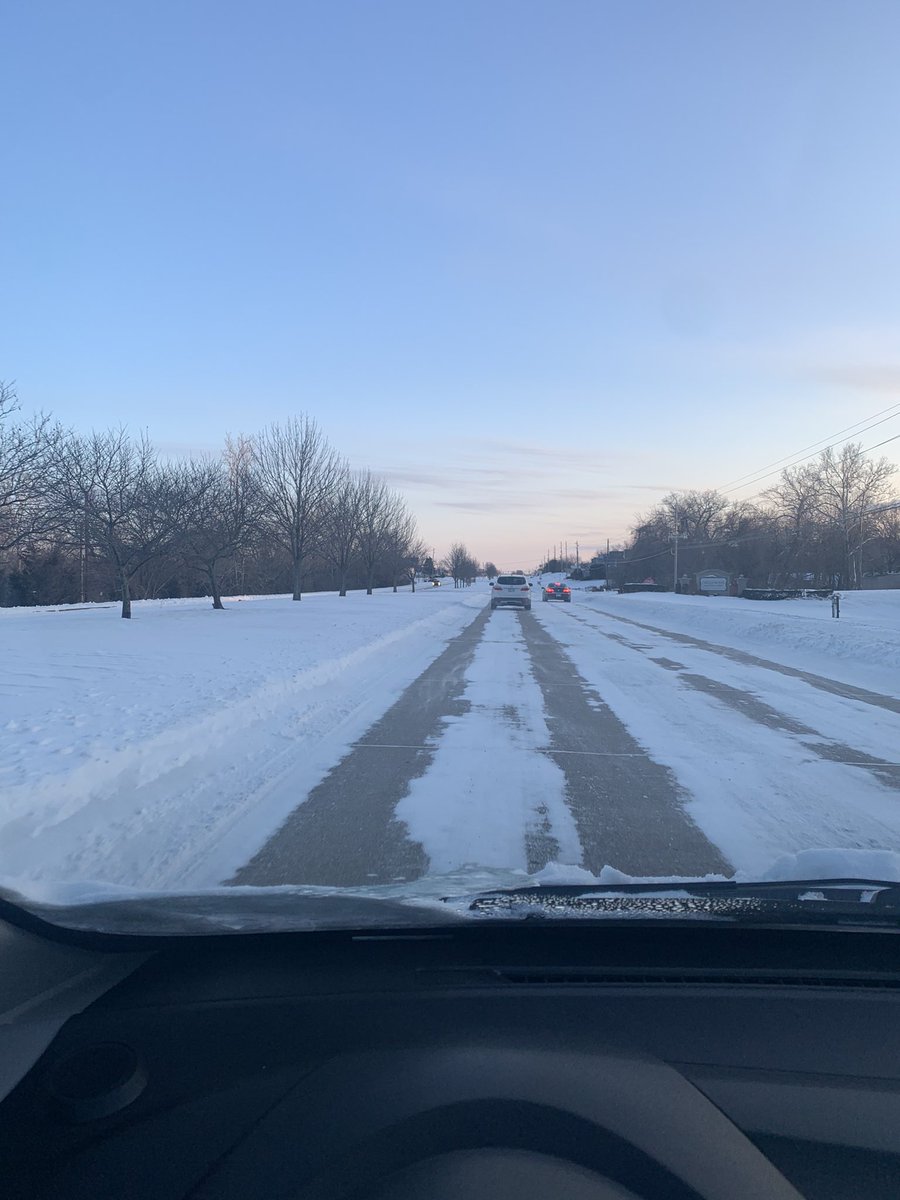 gassaway540's tweet photo. @NWStulsa @jamesaydelott
South Tulsa main roads aren’t nearly as bad as I expected. The side roads are a disaster. Parking lots are pretty easy to get stuck on as well.
#tulsasnow #NEOKWX https://t.co/FD4jmuaZrY