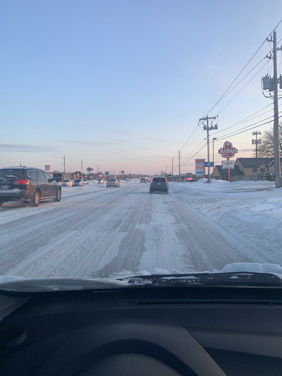 gassaway540's tweet photo. @NWStulsa @jamesaydelott
South Tulsa main roads aren’t nearly as bad as I expected. The side roads are a disaster. Parking lots are pretty easy to get stuck on as well.
#tulsasnow #NEOKWX https://t.co/FD4jmuaZrY