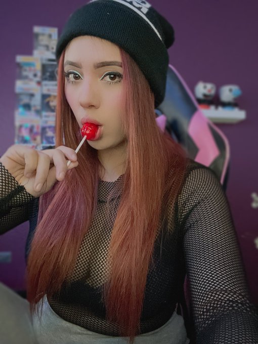 Hola estoy en vivo 🍭 https://t.co/Mij6UNlIWJ https://t.co/8SmjSwtNeo