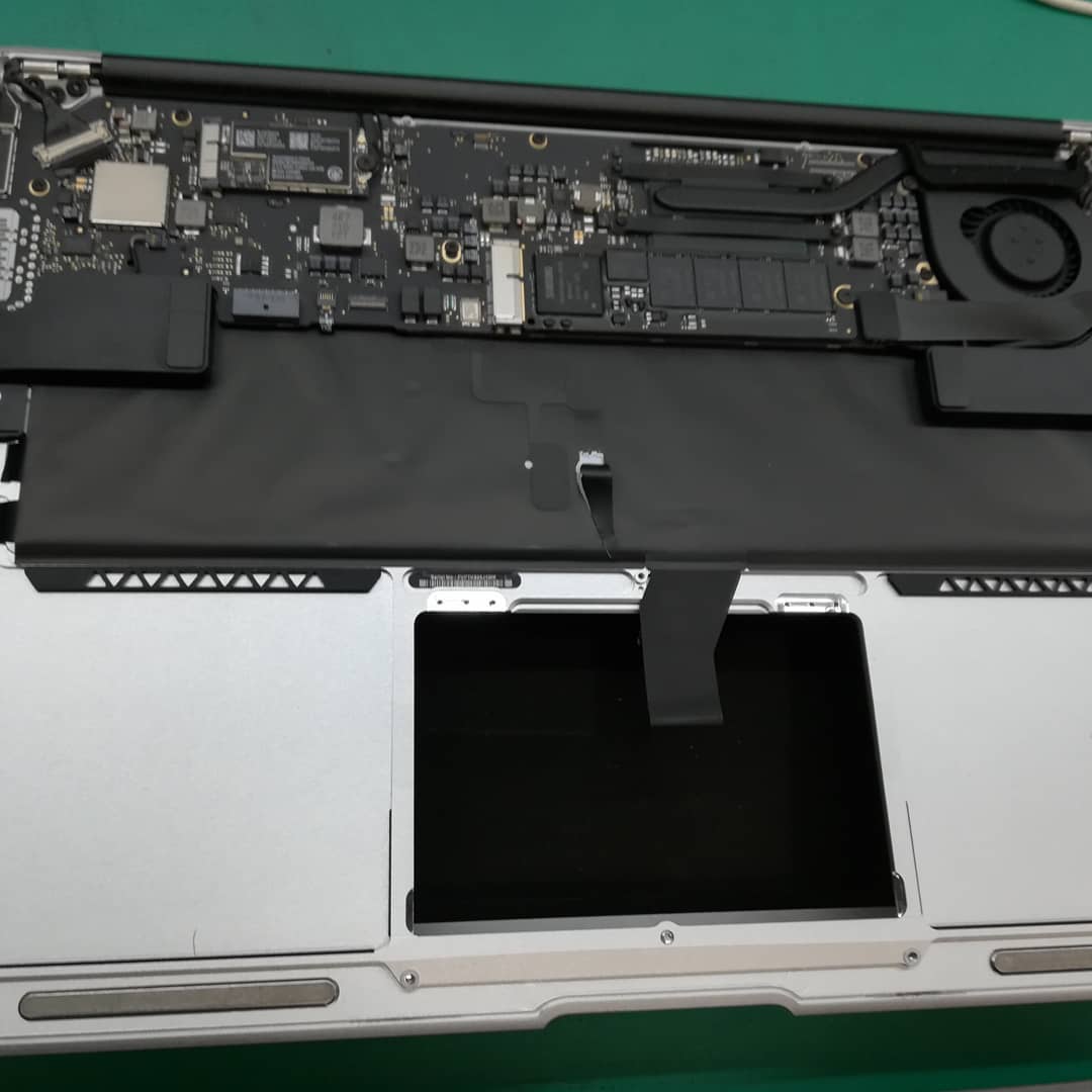 MaclabM's tweet image. MacBookAir2017年モデルのトラックパッドの交換をしております。トラックパッドの修理もMacLabでは可能です🔧😊トラックパッドが反応しない等の不具合ございましたら、お問い合わせ下さい　#MacLab #トラックパッド交換 #MacBookAir #トラックパッドケーブル #Mac修理専門店 #iMac #Macmini #Pro