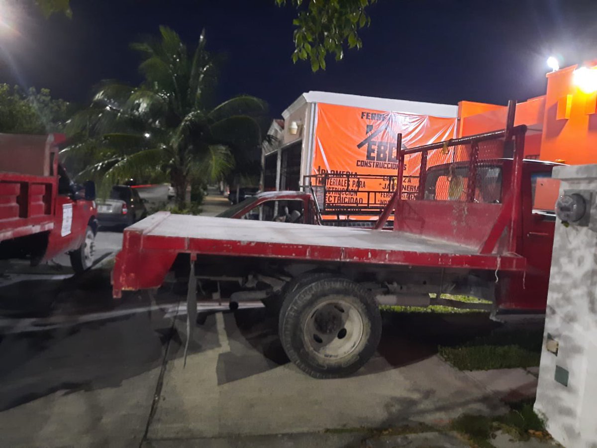 GaluCancun's tweet photo. Vecinos de Santa Fe denuncian que la ferretería EBC Construcciones se niega a liberar la banqueta, está en las calles Santiago de Compostela con Río Niágara, los peatones tienen que bajarse a la calle 🤦‍♀️ https://t.co/VIqAgfl7xg