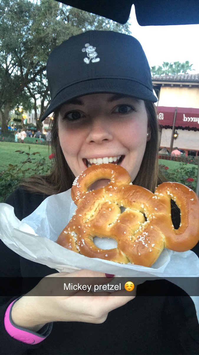 HaleyWeasel's tweet photo. Thinking about a Mickey Pretzel with cheese 🙂💭 https://t.co/7CzJeGwu1E