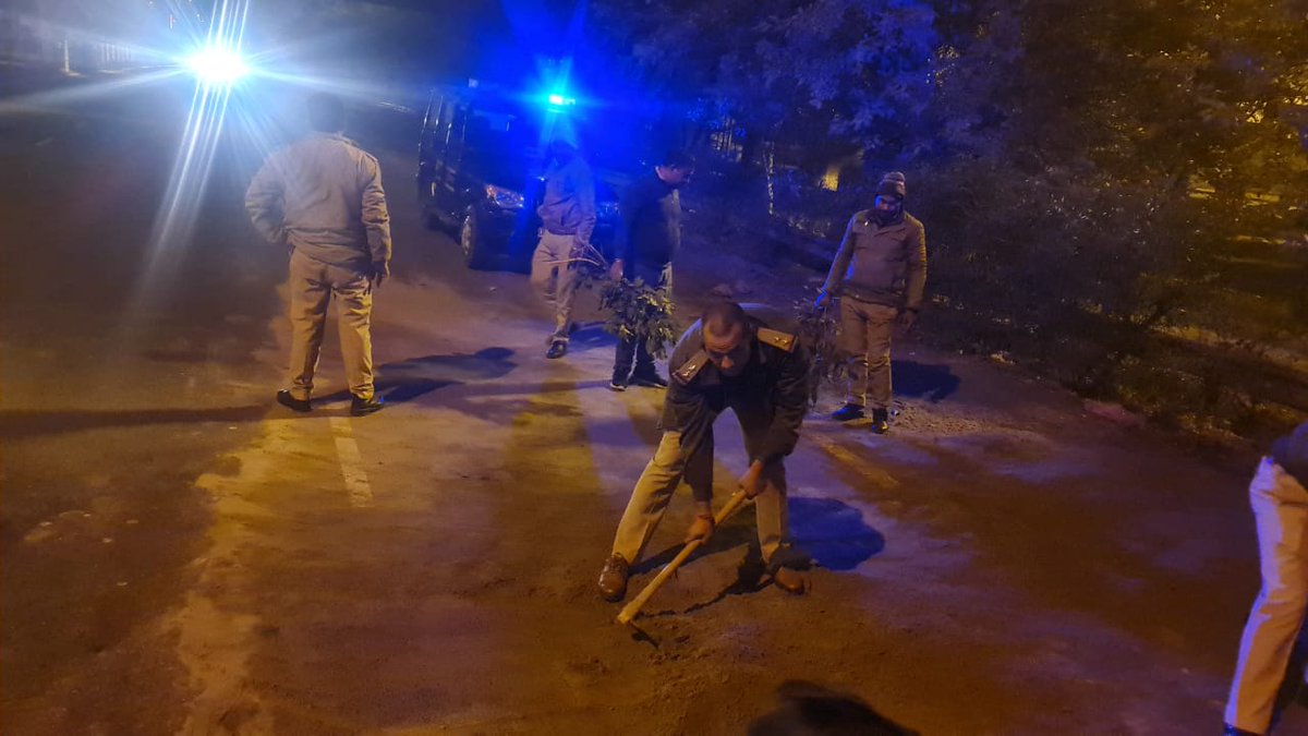 sudhirkmr6931's tweet photo. ग्रेटर नोएडा के नॉलेज पार्क पुलिस की जितनी तारीफ की जाए कम, यमुना एक्सप्रेसवे रोड पर ट्रक पलटने से गिरे बालू में फिसल कर कई लोग घायल हो गए, पुलिस ने तुरंत खुद ही फावड़ा उठाया और रोड से बालू को हटाया, ऐसा ना करते तो रात भर हादसे होते, सेल्यूट है। @Uppolice @noidapolice @alok24 https://t.co/ngJhZdH4C3