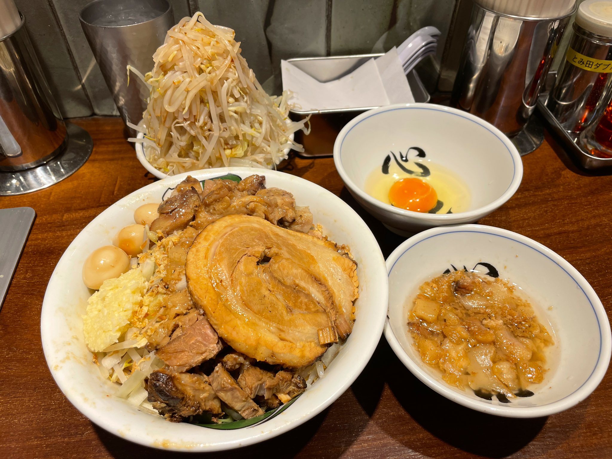Mtg Foil ラーメン雷 東京本丸店 汁なしそばミニと諸々 1450円 東京駅構内にある二郎系wwwしかもつけ麺で有名なとみ田の直系ブランドとのことwwwうはwwwおkwww 感想は金と摂取カロリー返して欲しい T Co Blskxa60vq Twitter