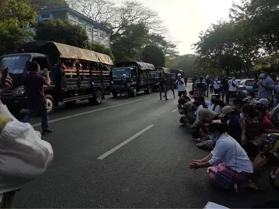 ဆန္ဒပြတဲ့ခလေးတွေကို ဖမ်းထားလို့ 
သူတို့မိဘတွေက ပြန်လွှတ်ပေးဖို့ တောင်းပန်နေတာပါတဲ့ 

ငါတော့မျက်ရည်ကျမိတယ် 🥺😭

#CDMMovement 
#RejectMilitaryCoup 
#HearTheVoiceOfMyanmar
#crd