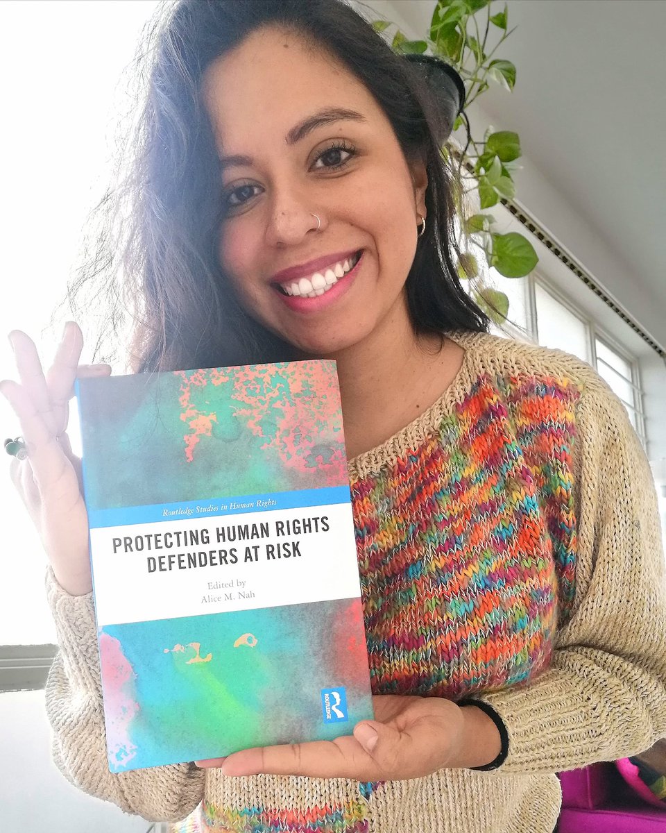 Muy feliz y agradecida de tener en mis manos este libro colectivo que es producto de una investigación  en la que participamos colegas de Egipto,Reino Unido,Colombia,Kenia,Indonesia y México sobre personas defensoras en riesgo. #DerechosHumanos