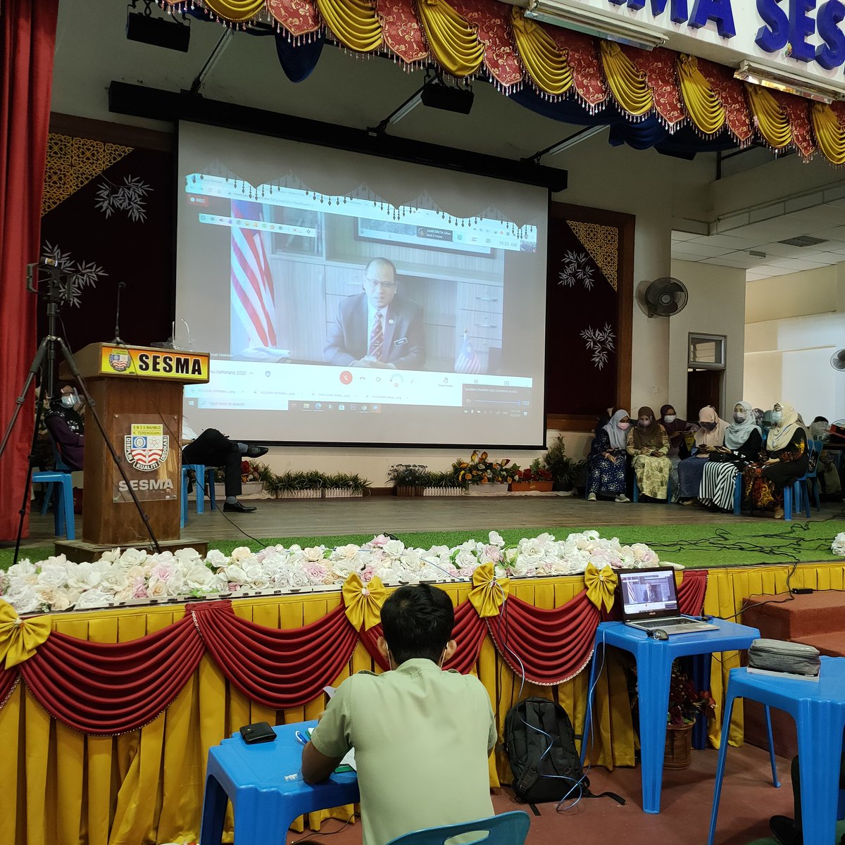 sesmaofficial's tweet photo. Majlis Restu Xeforanz 2020

Majlis restu ilmu untuk calon² SPM SESMA 2020. Ucapan motivasi daripada Alumni SESMA, YB Datuk Ahmad Amzad Hashim (Timbalan Menteri Sains, Teknologi &amp; Inovasi) secara atas talian menggunakan Google Meet.

#xeforanz2020 #spm #sesmashapingfutureleaders https://t.co/nSCeGO5EbQ