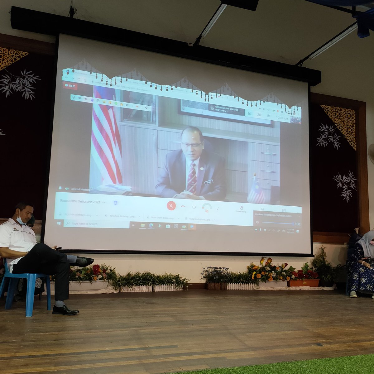 sesmaofficial's tweet photo. Majlis Restu Xeforanz 2020

Majlis restu ilmu untuk calon² SPM SESMA 2020. Ucapan motivasi daripada Alumni SESMA, YB Datuk Ahmad Amzad Hashim (Timbalan Menteri Sains, Teknologi &amp; Inovasi) secara atas talian menggunakan Google Meet.

#xeforanz2020 #spm #sesmashapingfutureleaders https://t.co/nSCeGO5EbQ
