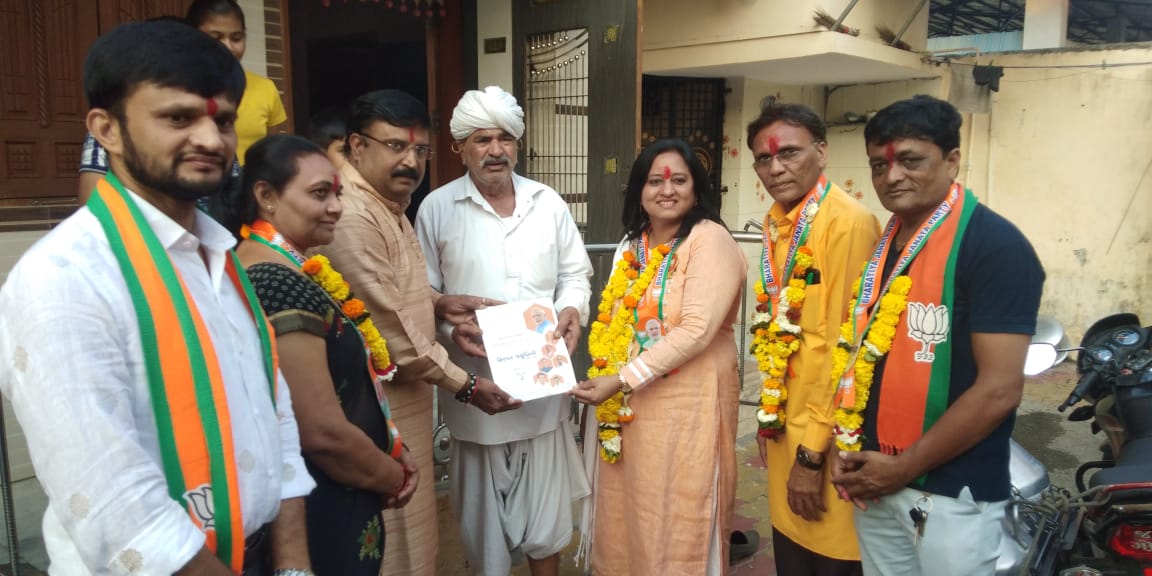 Komal_Patel_79's tweet photo. અંબિકા નિકેતન સોસાયટી ખાતે રાજ્ય આરોગ્ય મંત્રી શ્રી કુમારભાઈ કાનાણીજી ની ઉપસ્થિતિમાં પ્રચાર દરમિયાન ભવ્ય સ્વાગત અને લોક સમર્થન https://t.co/g9WrPKy1F8