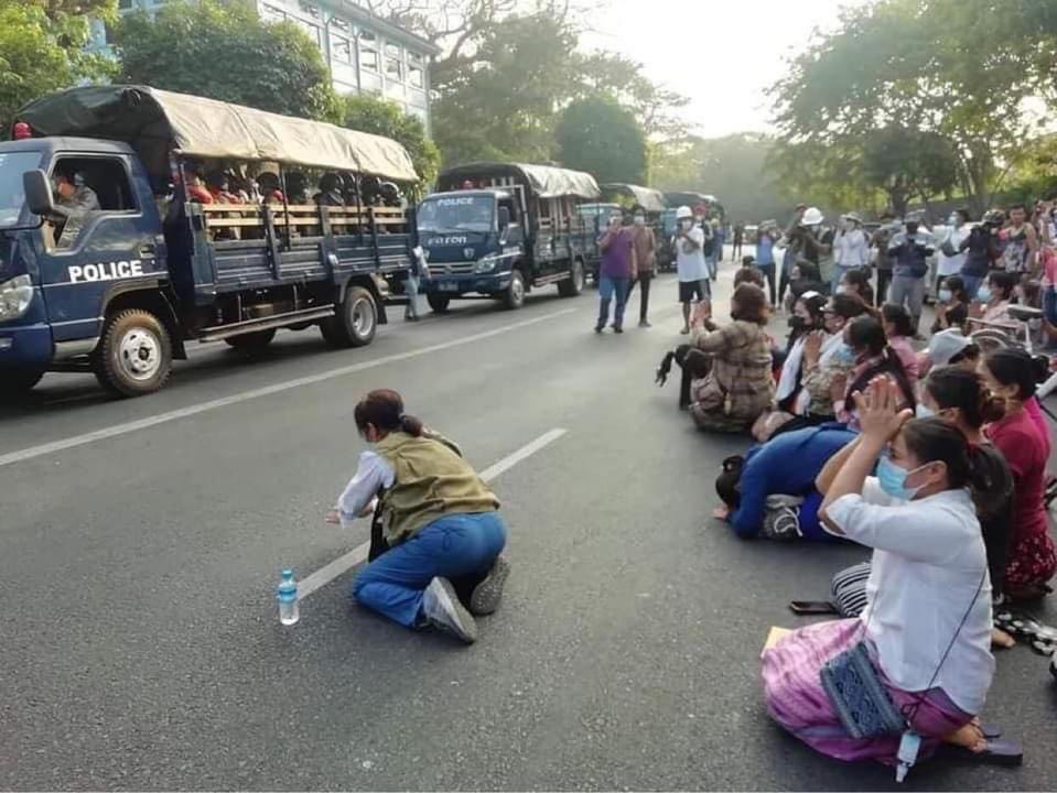 WaiYan29566769's tweet photo. Parents apologize on knee and plead to release their children in front of the military junta. The parents are extremely worried about that their children are drugged by the junta to make violent crimes like burning down the houses.
#WhatsHappeningInMyanmar 
#Feb16Coup https://t.co/7hxaRoqaGP
