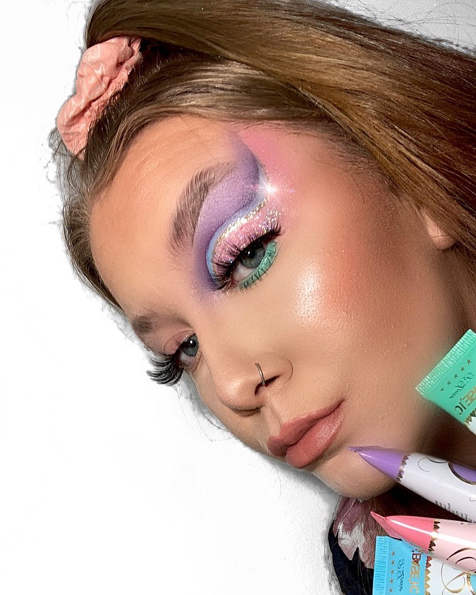 eigshow's tweet image. 🍇Violet glow fantasy🍂 Looks elegant, 😊feel great with it

Thank you @makeupbyxpops so much for sharing.💗💗

Brush: VEGAN SERIES - 10 PCS NANOFIBER BRUSH KIT - ROSE GOLD
bit.ly/2HXfnZB

#eigshowbeauty #colorfulmakeup #violetmakeup