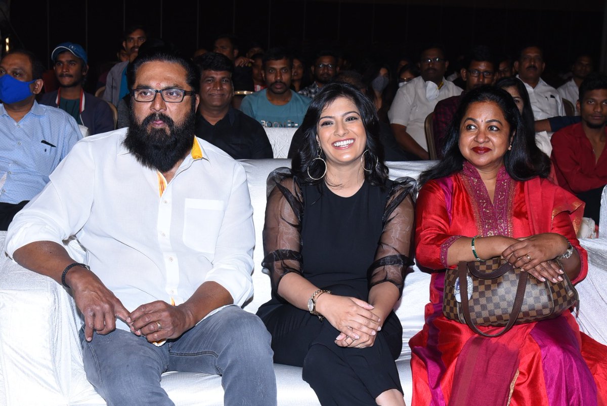 baraju_SuperHit's tweet photo. Here are some pics from the Grand Pre Release Event of @allarinaresh's #Naandhi.
Releasing In theatres On Feb 19th.
#NaandhiFromFeb19 βοΈ
@SatishVegesna @varusarath5 @SV2Ent @RajeshDanda_ @ChotaKPrasad @SriCharanPakala @LahariMusic #Naresh57 https://t.co/WuxIUSEHgo