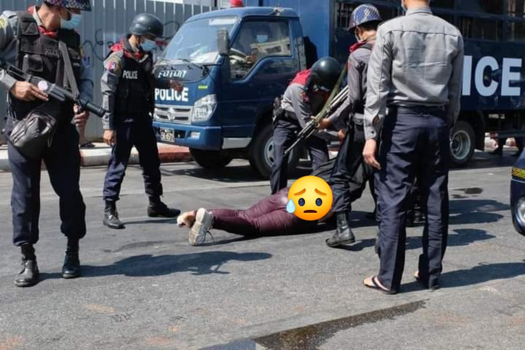 Tear gas exploded on
Mandalay 38th Street
A girl is not a policewoman

It's like pulling in the body organs
 As a woman 

I strongly condemn it 🙏

@BBCWorld
@YangheeLeeSKKU
@Shoon_Naing
@rshorsey
@poppymcp
@maksimbenenson
@freya_cole

#WhatsHappeningInMyanmar🇲🇲
#Feb9Coup