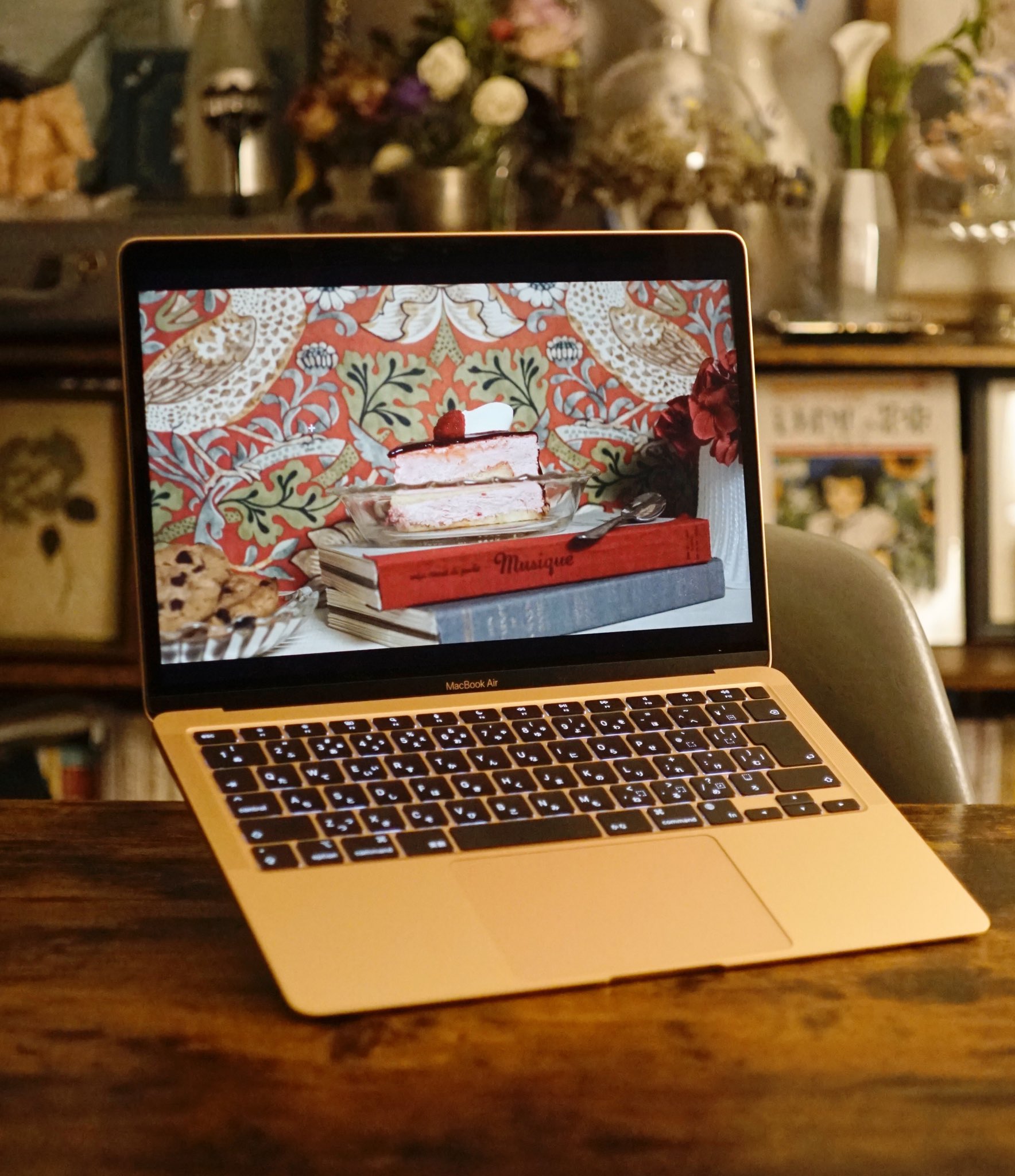 ひかる 新しい相棒のmacbook Airのゴールド 今まで使ってたmacbook Proが液晶漏れし作業もできなくて絶望感だったけど Airの色がかわいいのと Majextandのローズゴールドとの相性の良さにうきうきしてる かわいい Pro 今までありがとうだよ