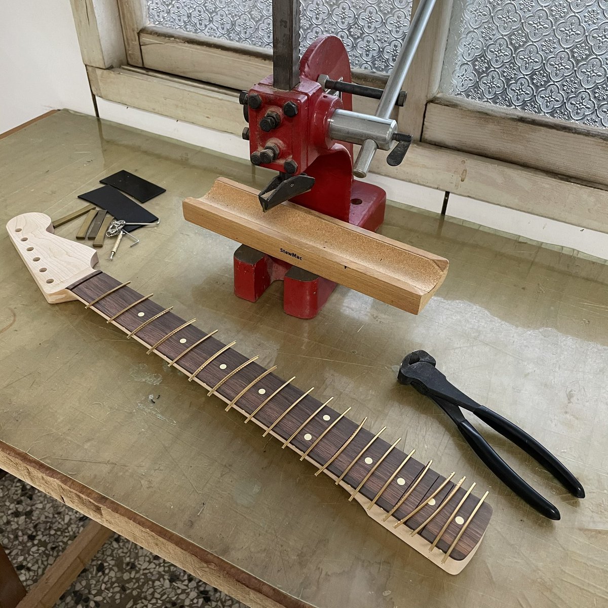 KanjiKawabata's tweet photo. Prepare fretting
Tomo Fujita Signature 2020/#2
#tomofujita #signature #hardtail #tomofujitaguitarwisdom
#jescarfrets #jescarevogoldfrets @jescarmusic #evogoldfrets
#rosewoodveneerfingerboard #compoundradius #guitarmaking #handmadeguitar
#kanjiguitar
#kanjikawabata https://t.co/uQs7KfVBrH