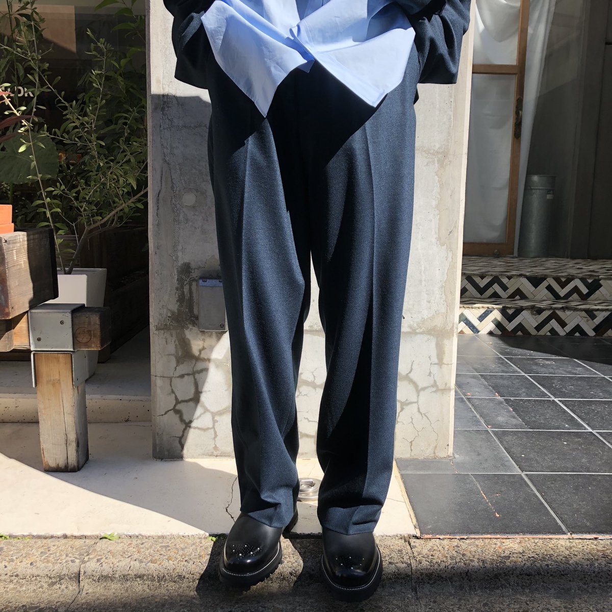 1ldk Uruより 先ほどのジャケットと共地のパンツ ウエスト 周りに余裕を持たせ 程よくテーパードの効いた一本 イージー仕様の為 ウエスト位置を変えて絞る事ができ お好みでシルエット調整が可能 ストレスなくデイリーでご着用頂けるパンツ 是非 1ldk Uruより 先ほどのジャケットと共地のパンツ ウエスト 周りに余裕を持たせ 程よくテーパードの効いた一本 イージー仕様の為 ウエスト位置を変えて絞る事ができ お好みでシルエット調整が可能 ストレスなくデイリーでご着用頂けるパンツ 是非