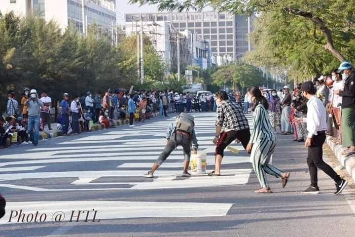 takhon_intel's tweet photo. We want Democracy!
We want our Elected Leaders back!

#WhatsHapppeningInMyanmar 
#Feb16Coup https://t.co/fGU1ZtNkcX
