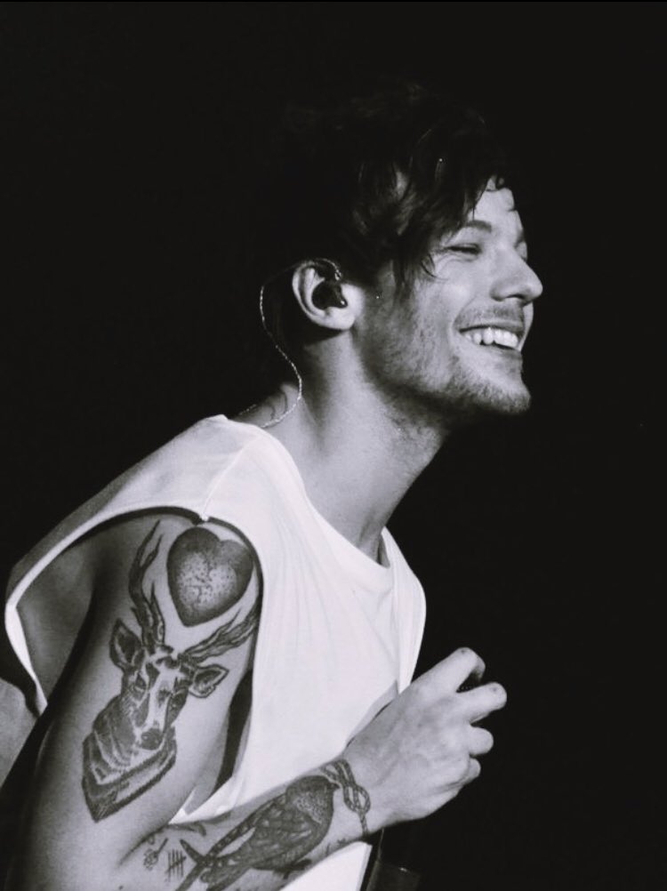 notthesamerry's tweet photo. am i the only one that never realized harry’s heart is littler and it fits into the negative space of louis’ heart https://t.co/0T4Kfhnfqc