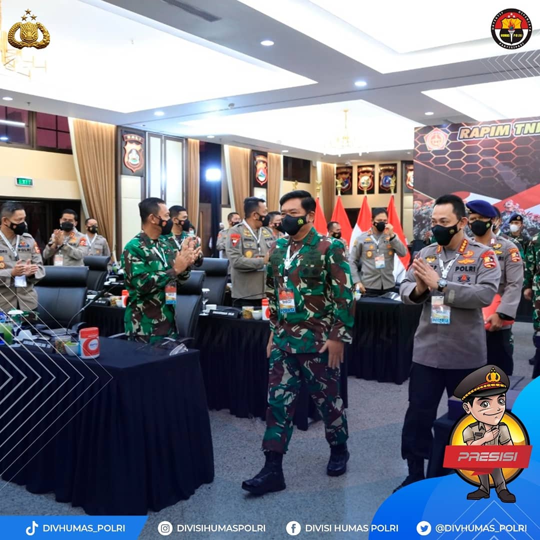 Humas_Res_Bkt's tweet photo. Bahas Soliditas, Pemulihan Ekonomi Nasional serta penanggulangan Covid-19, TNI-Polri Gelar Rapim Tahun 2021.

#RapimPolri2021
Transformasi Pelayanan Publik Polri https://t.co/8KuYkrhZQd