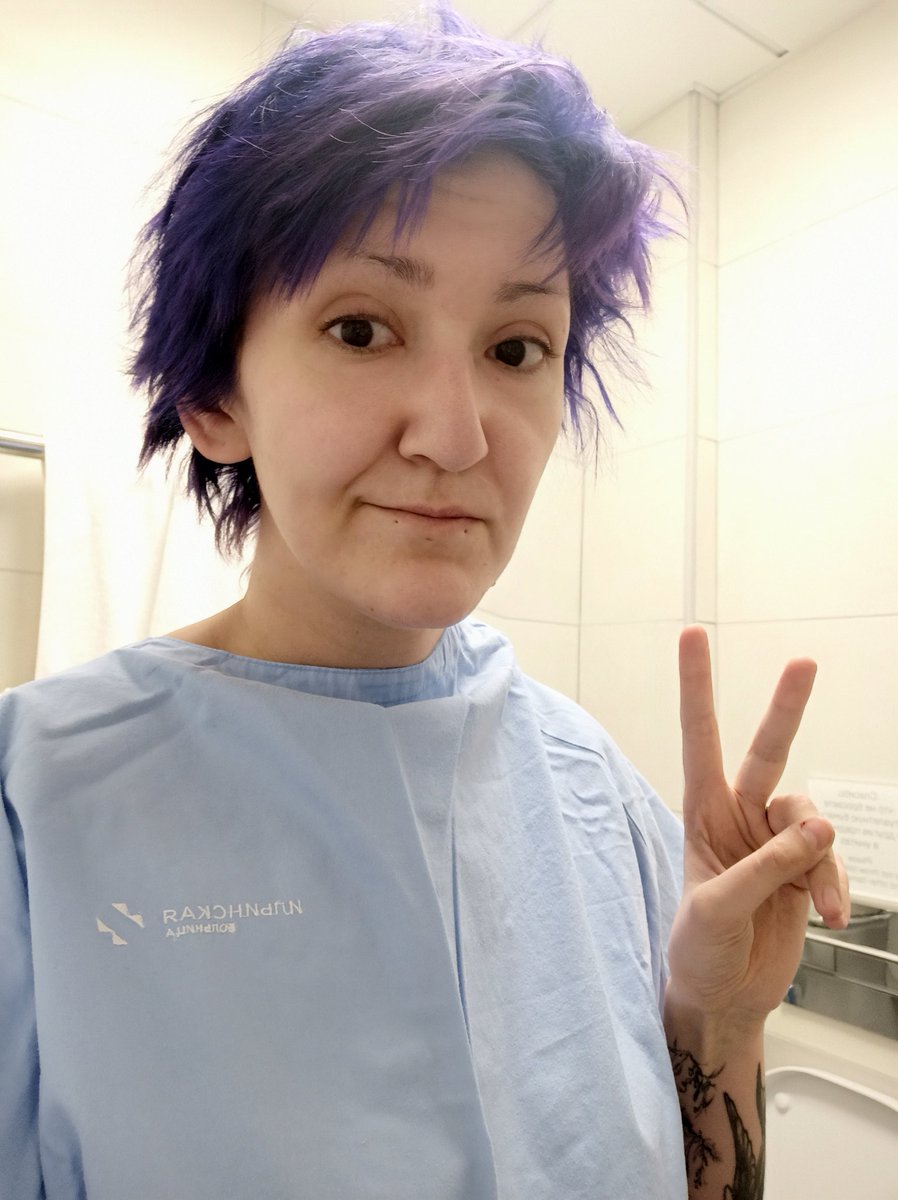 Faustovsky_'s tweet image. Чуть не проспала собственную операцию х) Спешно прибежал медбрат с одежкой для переодевания и компрессионными чулками. 
Не шалите тут без меня :3