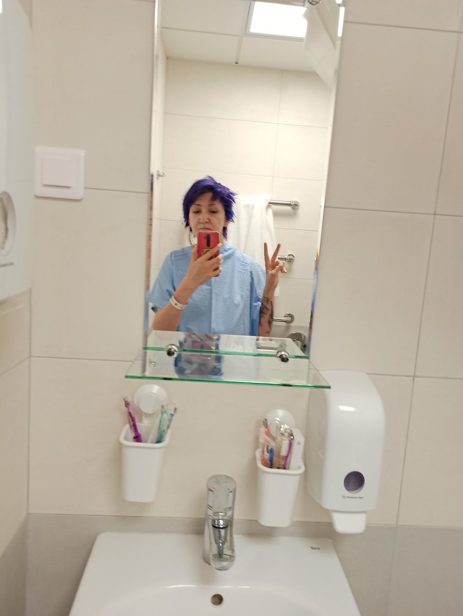 Faustovsky_'s tweet image. Чуть не проспала собственную операцию х) Спешно прибежал медбрат с одежкой для переодевания и компрессионными чулками. 
Не шалите тут без меня :3