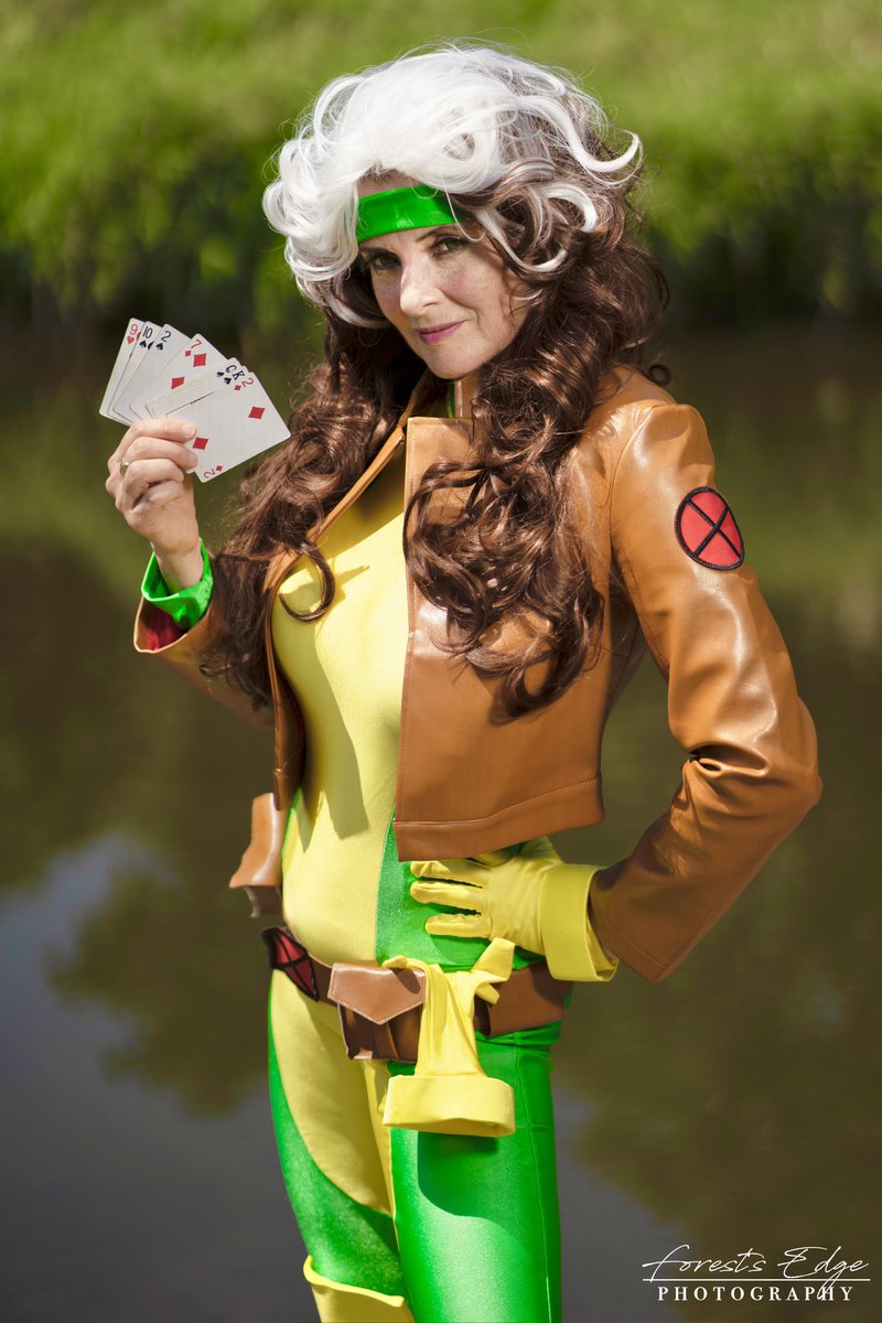 amhcosplays's tweet photo. 𝙏𝙝𝙞𝙨 𝙖𝙞𝙣’𝙩 𝘾𝙖𝙟𝙪𝙣 𝙘𝙤𝙪𝙣𝙩𝙧𝙮, 𝙨𝙪𝙜𝙖𝙝. 𝙕𝙞𝙥 𝙩𝙝𝙤𝙨𝙚 𝙡𝙞𝙥𝙨!
Continuing #marvelmonday with #Rogue! I personally think she has the most character development of all the X-Men.
#cosplay #classicrogue #xmen #marvel #marvelcomics #thefivewitswigs #sugah https://t.co/DATDogGRdc