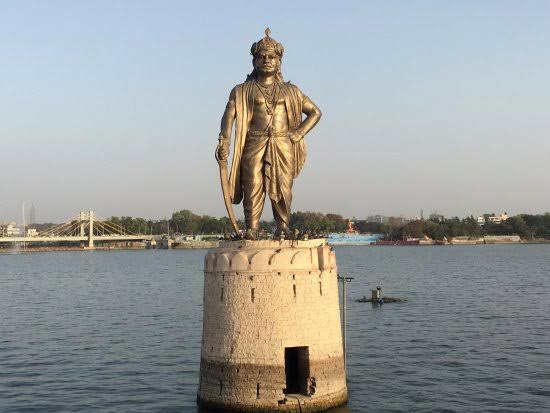 Tributes to the greatest king in 1000 yrs: Raja Bhoj Parmar on his anniversary #RajaBhoj mastered 64 arts & sciences, authored 84 scholarly works on art,architecture, astrology, geography, philosophy.His great reign over Malwa popularised him as an incarnation of Vikramaditya.