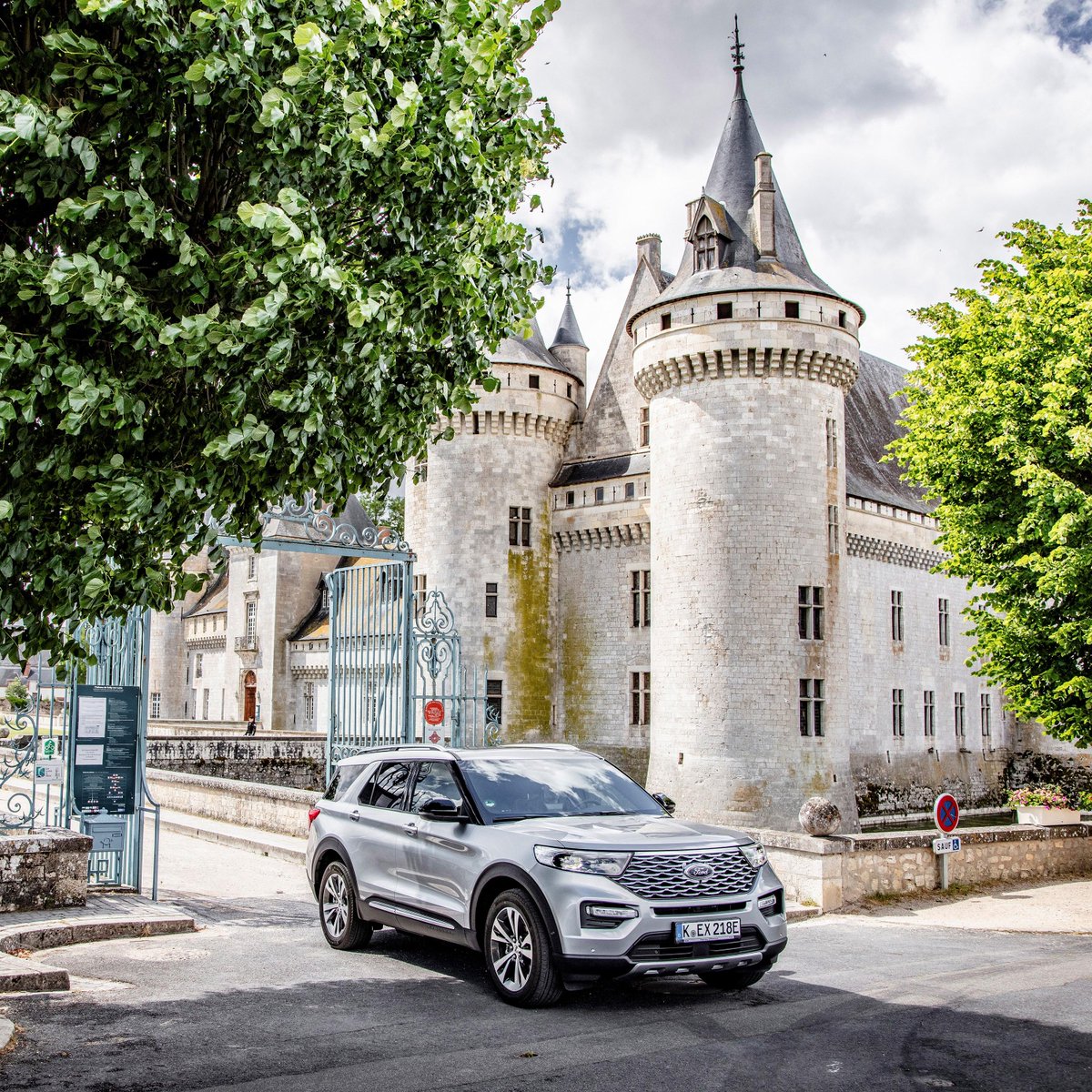 FordFrance's tweet image. Devinette du jour ! 😇 Quel château le royal Explorer a-t-il eu la chance de visiter l'été dernier ? 🏰