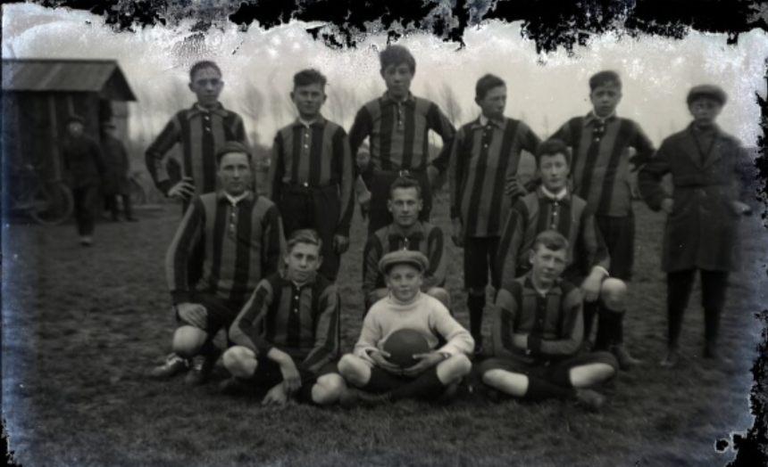 RARivierenland's tweet photo. We hebben 35 glasplaten van #Campagne uit #Tiel online gezet. Foto’s uit 1917-1925 van oa voetbalclubs #Theole en #Voorwaarts. We weten niet precies wie, wat en waar. Kun je ons helpen? Ga naar https://t.co/SVgddNmeW4, klik op de 3 puntjes rechtsboven en kies Reageren in het menu https://t.co/Fe4Jy7DfXb