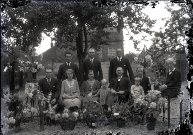 RARivierenland's tweet photo. We hebben 35 glasplaten van #Campagne uit #Tiel online gezet. Foto’s uit 1917-1925 van oa voetbalclubs #Theole en #Voorwaarts. We weten niet precies wie, wat en waar. Kun je ons helpen? Ga naar https://t.co/SVgddNmeW4, klik op de 3 puntjes rechtsboven en kies Reageren in het menu https://t.co/Fe4Jy7DfXb