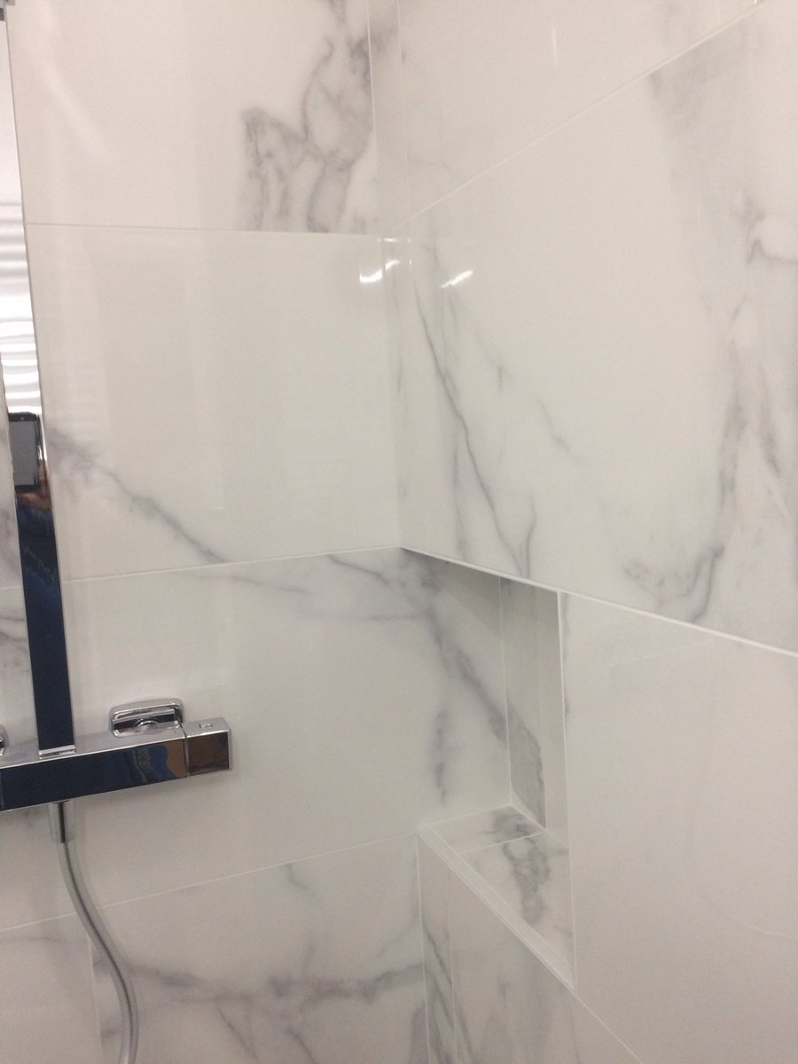 Travaux : salle d'eau petit espace.

Création d'une petite niche dans la cloison de la douche pour poser les  shampoings et gel douches et ainsi compenser le manque d'espace à l'intérieur de la douche.