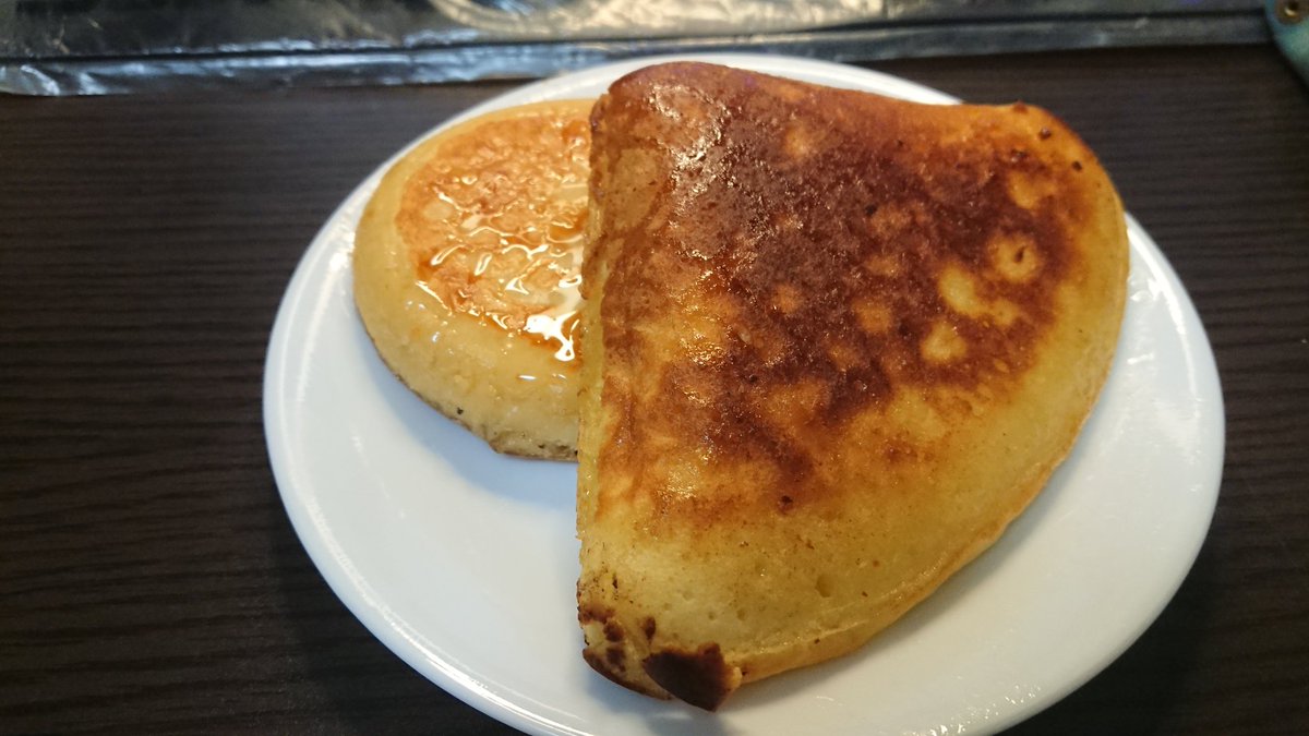 マキタサチエ 夕飯は 残り物のホットケーキと 一昨日焼いたクランペット どちらもパンケーキです 付録のライトの有無による差異と共に 笑 マキタサチエ 夕飯は 残り物のホットケーキと 一昨日焼いたクランペット どちらもパンケーキです 付録のライトの有無による差異と共に 笑