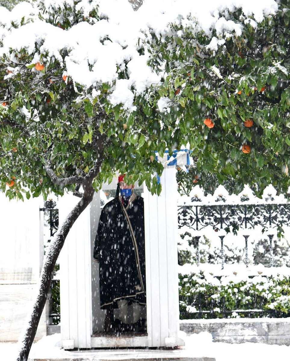 😘Atene sotto la neve: un paesaggio unico e spettacolare 💙👉bit.ly/GreeceAthens
🇬🇧 Athens under the snow ❄
 #ViviLaPassione #greece #athenssnow
