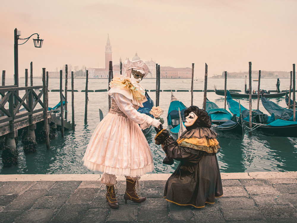 People dressed in colourful costumes, stroll the streets of Venice and strike beautiful poses to attract attention and create unique photographic opportunities. 🎭 📷 🎭
.
despinazaimisphotography.com/collections/ve…
.
#VeniceCarnival #CarnevalediVenezia #BeautifulVenice #RomanticVenice #Italy