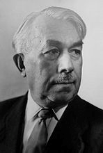 1. Au détour d’une recherche de doc je découvre l’artiste soviétique Yuliy Ganf (1898-1973), qui publia souvent dans Krokodil. Connu notamment pour son image de la paix chassée du paradis par le plan Marshall (20/7/50). Mini-fil avec les images trouvées ici et là sur le web.